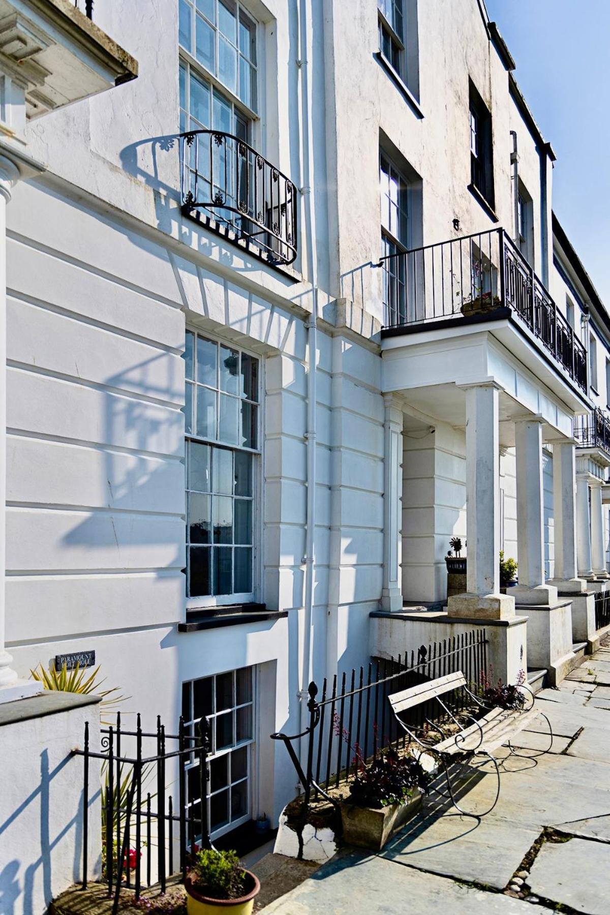 Paramount Apartments Ilfracombe, Arty Seaside Holiday Apartments الغرفة الصورة